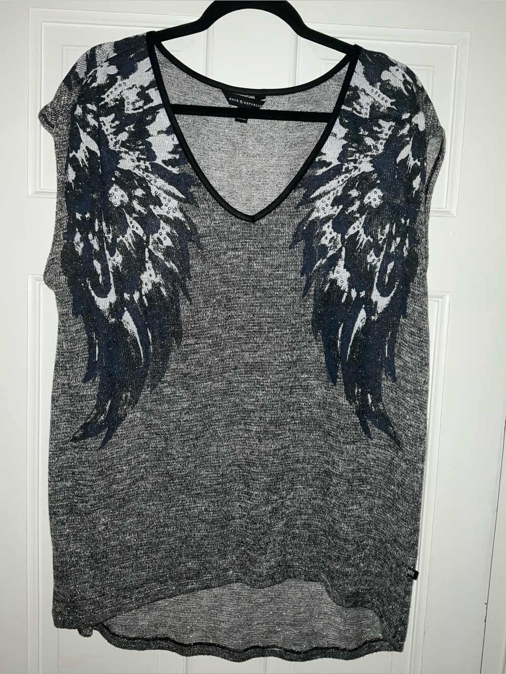 Rock & Republic Gray V-Neck Feather Graphic Top